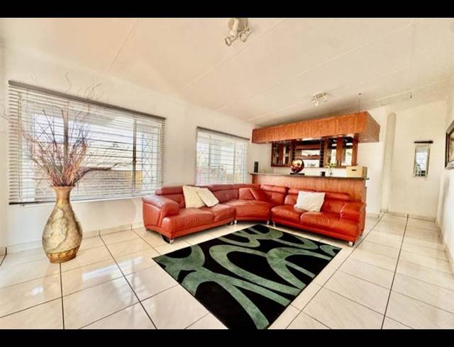 6 BEDROOM HOUSE FOR SALE IN GLENVISTA